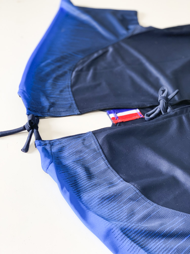Le projet Upcycling des maillots de l'équipe de France, avec la FFF et l'hôpital Robert Debré : ouverture dos pour réaliser des blouses d'hôpital adaptées aux soins quotidiens et opérations.
